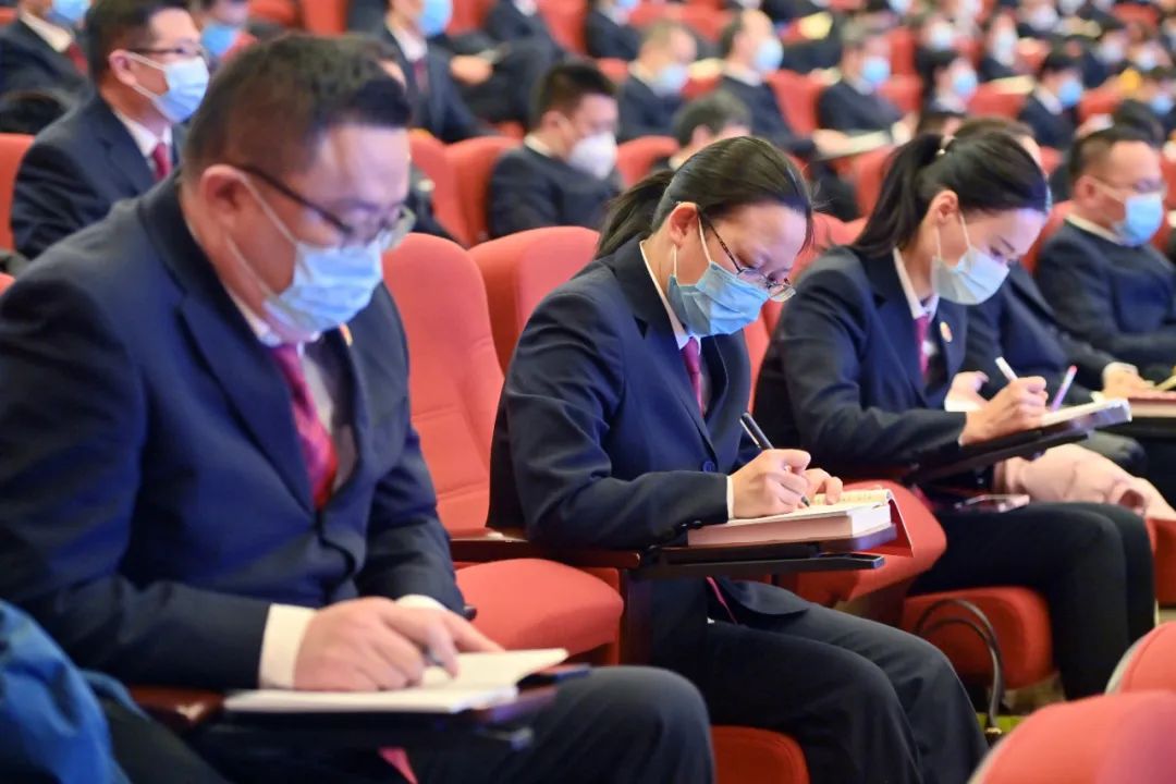 探索未来，澳门与香港管家婆的精准服务与全面实现之路,2025澳门与香港管家婆100%精准,全面释义、解释与落实